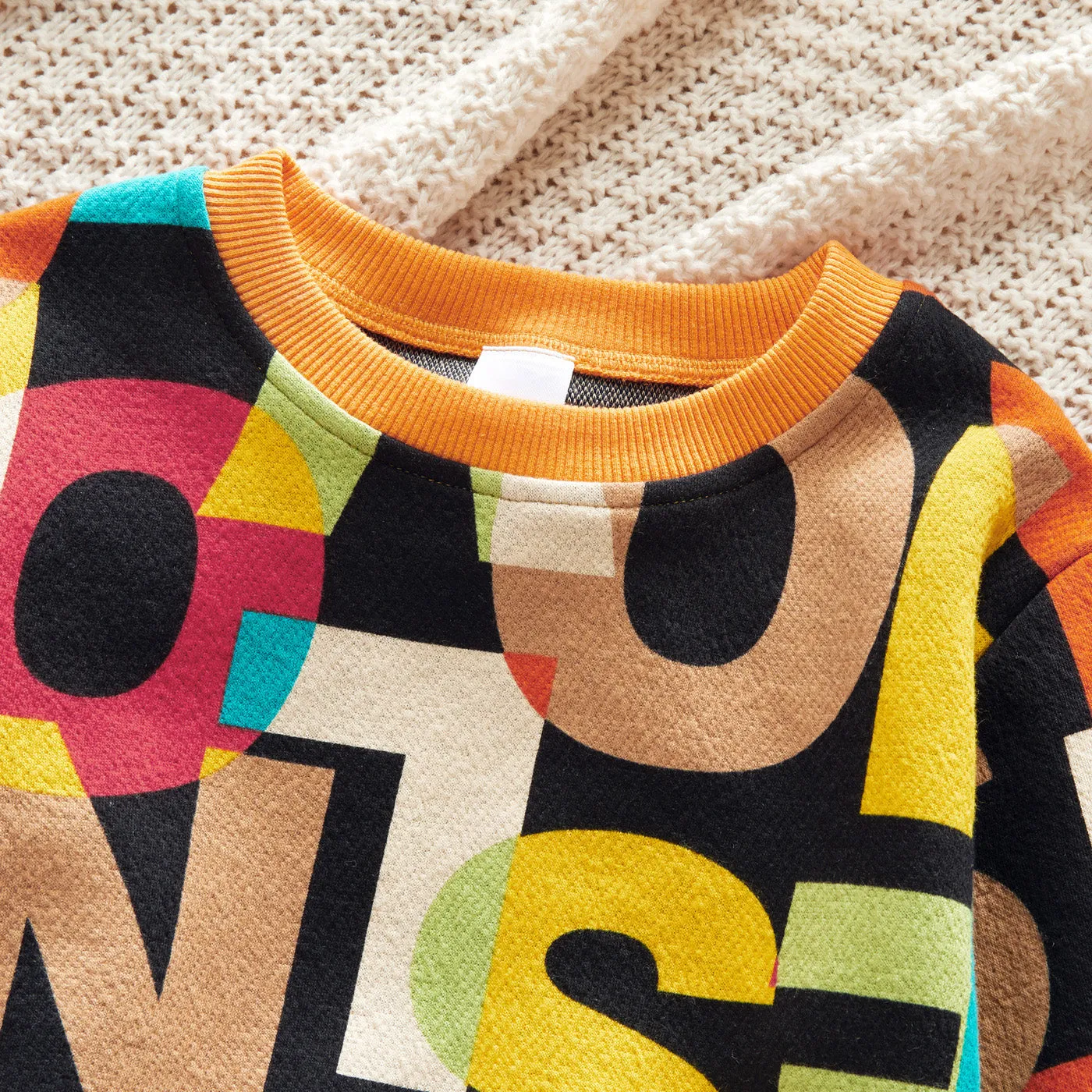 2-piece Toddler Girl/Boy Letter Print Colorblock Pullover and Elasticized Pocket Black Pants Set