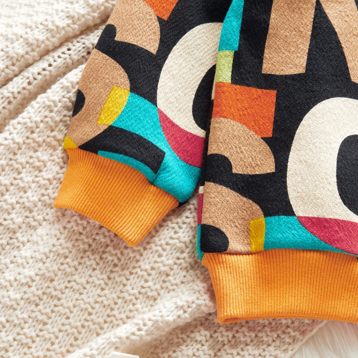 2-piece Toddler Girl/Boy Letter Print Colorblock Pullover and Elasticized Pocket Black Pants Set